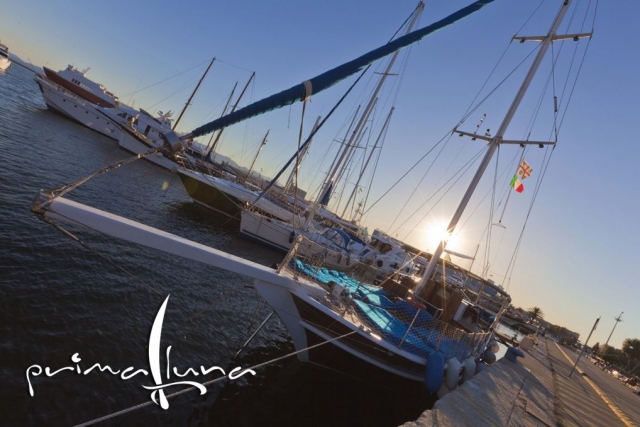  Navegando en el mar en goleta